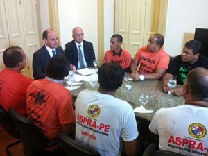 Representantes do movimento foram recebidos pelo secretário Luciano Vasquez (Foto: Pedro Lins/TV Globo)