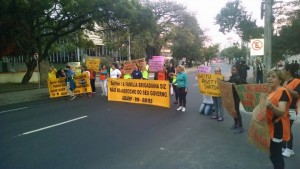Manifestação na frente do 9º BPM, em Porto Alegre