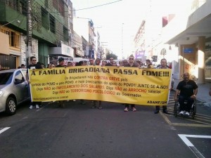 Em Santa Maria, na região central do RS, protesto contra o atraso nos salários
